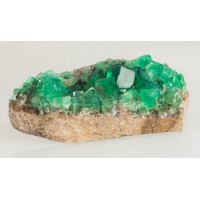 Matris Üzerinde Florit Kristalleri (yeşil-mavi-lacivert-mor)
